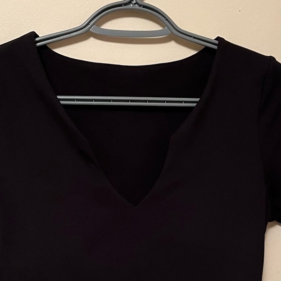 Cropped short sleeve tee with notch neckline - Picture 4 of 4